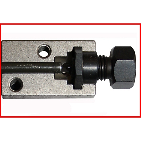 Nahaufnahme eines Metallwerkzeugs, das aus einem silbernen Block, einer Schraube, einer schwarzen Mutter und einem Stab besteht.